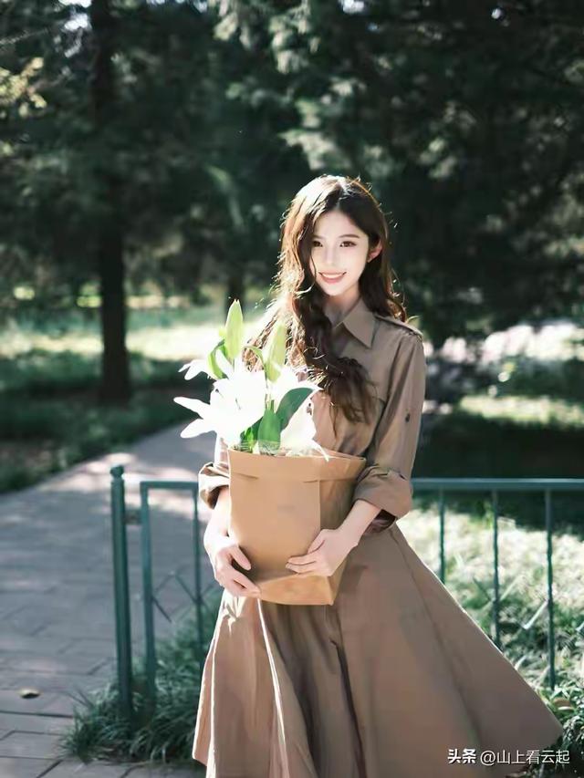 北京美女校花 白的发光 长发飘飘美丽动人 身材颜值简直是初恋的味道