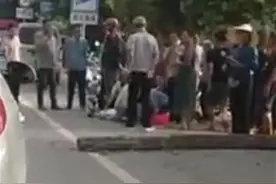 广西荔浦一老人砸倒电线杆致孩童受伤，警方：已控制涉事老人并立案图片