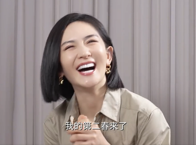 何炅也没想到，《快本》停播仅4年，谢娜的主持界地位已高不可攀