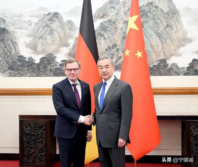 王毅外长41天见13国代表，有一国特殊：高市早苗首次面露尴尬