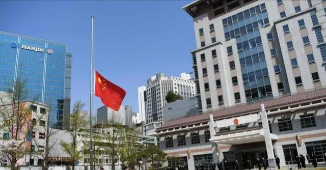 中国驻韩大使馆被砸，韩国警察冷眼旁观，李在明为何选择“沉默”