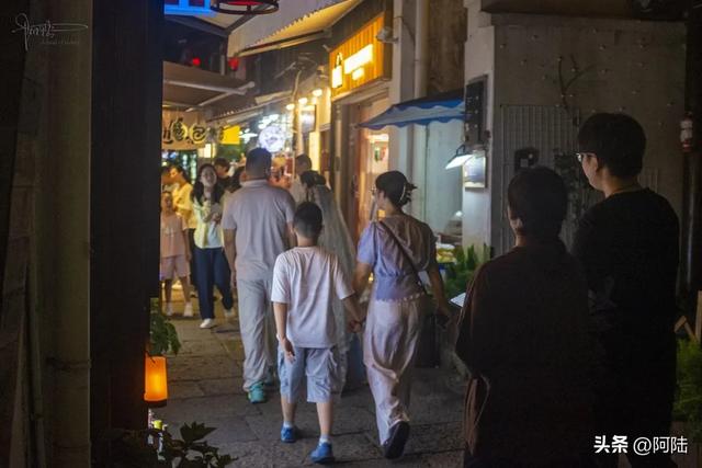 经历几十年的冷冷清清,杭州三河交汇处的老街终于变得熙熙攘攘
