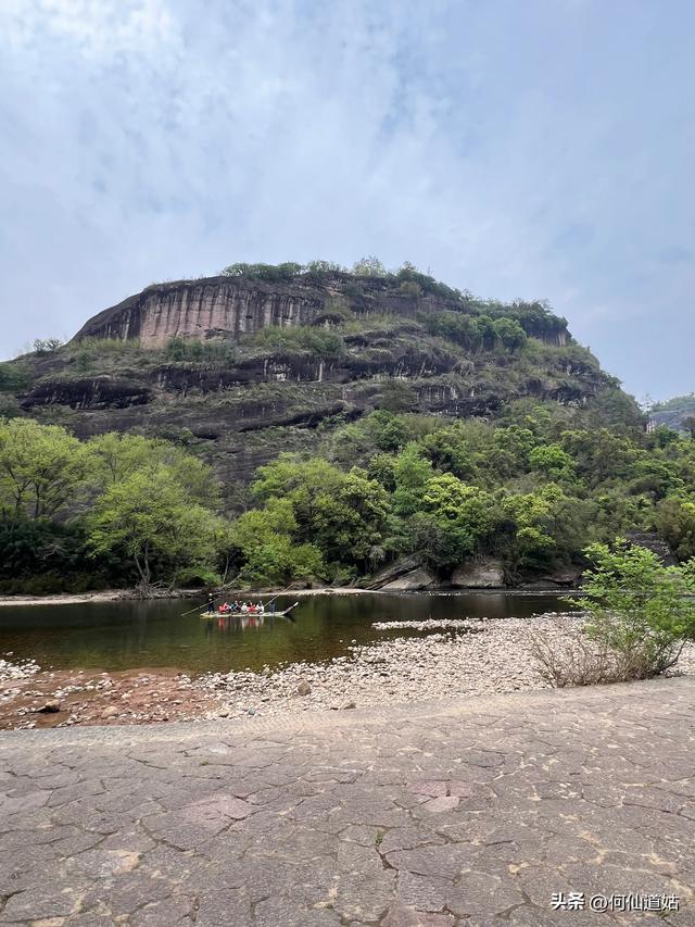 武夷山，其标志性的景点即玉女峰，也是福建省的地标