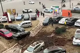 突发！四川资中熊孩子放鞭炮引发爆炸，多辆豪车被掀飞，损失惨重图片