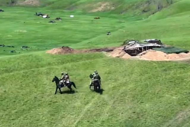 俄罗斯派出骑兵被乌克兰无人机团灭