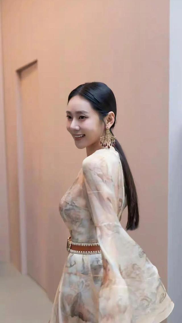 秋瓷炫：把半辈子的苦，穿成了巴黎最贵的“战袍”