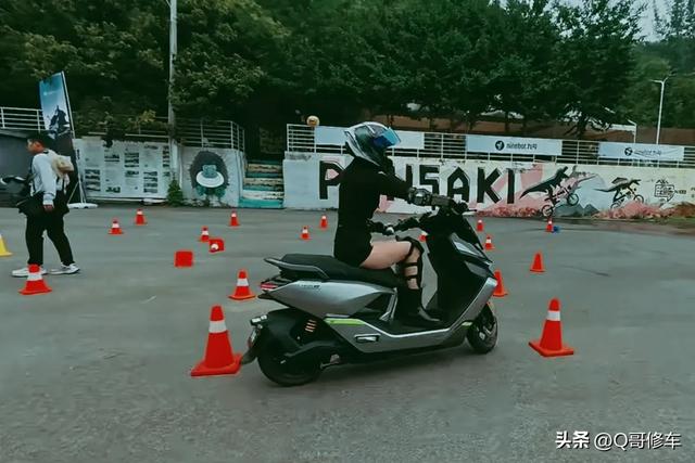 同样是九号的高端电动车，新亮相的M5车型对比E300，配置怎么样