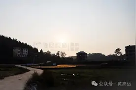 那些把户口迁出农村的人，还能把户口再迁回去，在老家修房子吗？图片