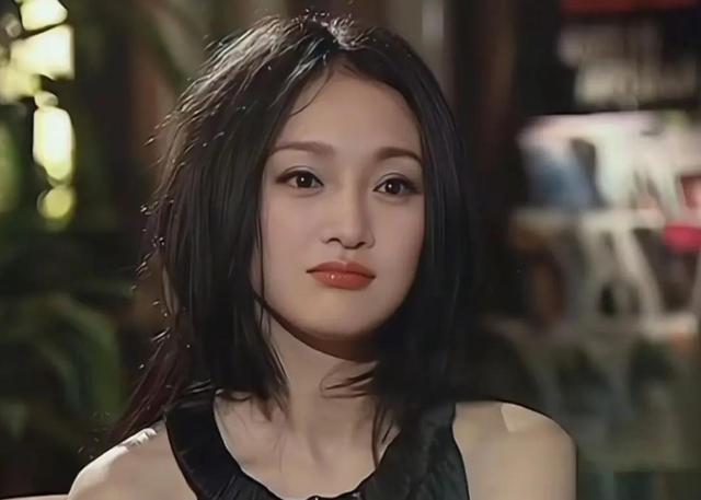 50岁周迅变样：满头白发脸松垮，瘪嘴像老奶奶，无儿无女成遗憾