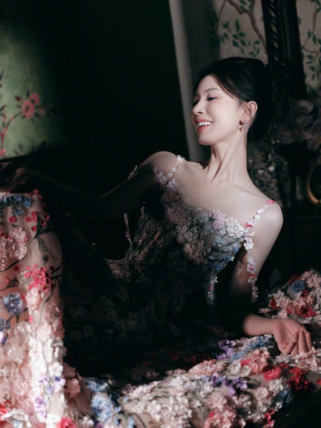 身穿花裙 风情万种的陈瑶