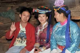 真正的女儿国：男不娶女不嫁，相中就晚上爬窗户，孩子扔给舅舅养图片