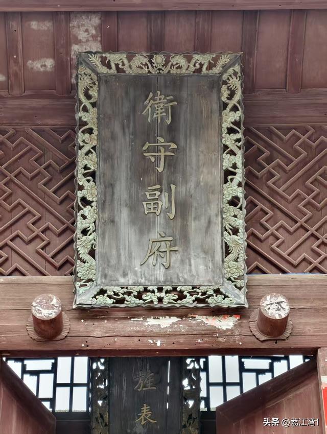 游长岗岭古村，观飘黄银杏