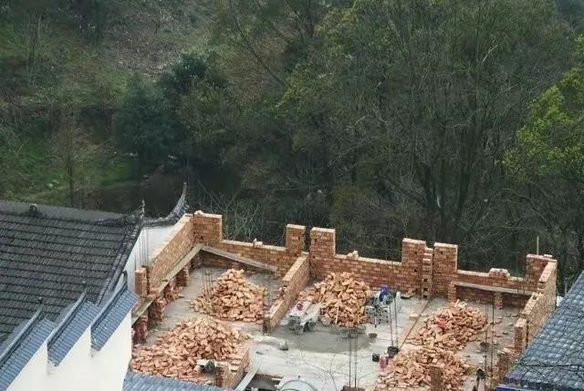 东邻建房高出他家1米，他要动粗，妻子按住说，东邻会后悔的