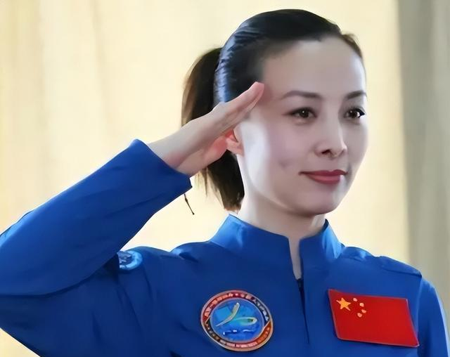 王亚平之女，母亲是航天员，父亲是飞行员，享受4项优待