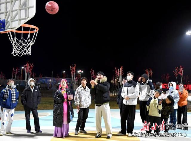 “花开临夏”不夜城盛大开园