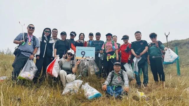 赛后无痕清理，践行绿色徒步——榆林首届长城（沙漠）重装徒步赛彰显环保担当