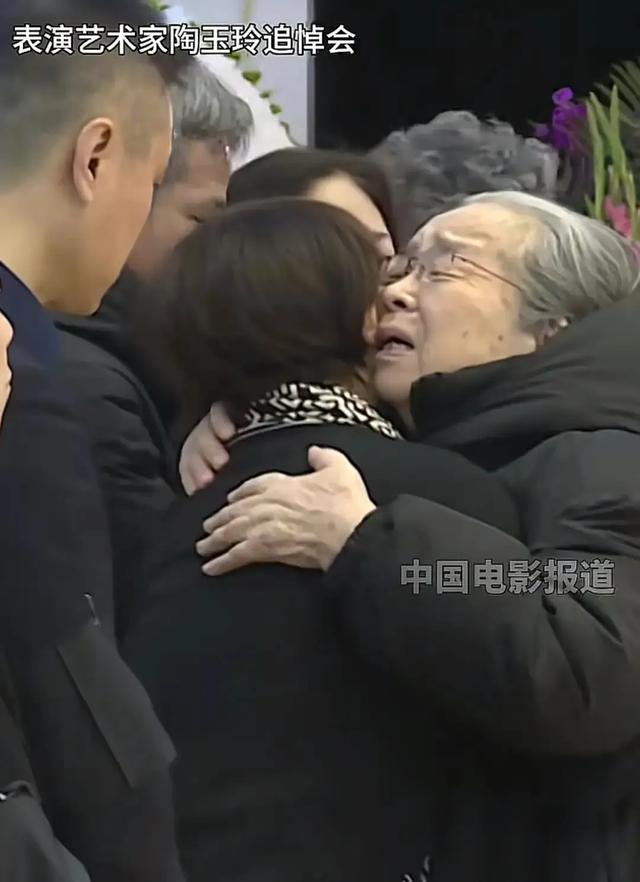 陶玉玲追悼仪式！众老戏骨现身 89岁李明启痛哭 张光北透露住院细节