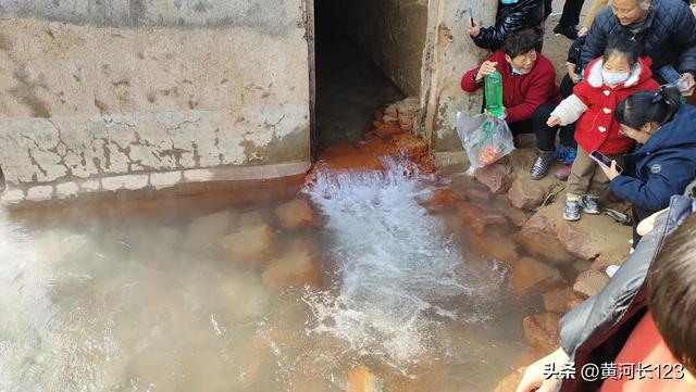 李园温泉最近火了，还真有点神奇，水温在30度左右