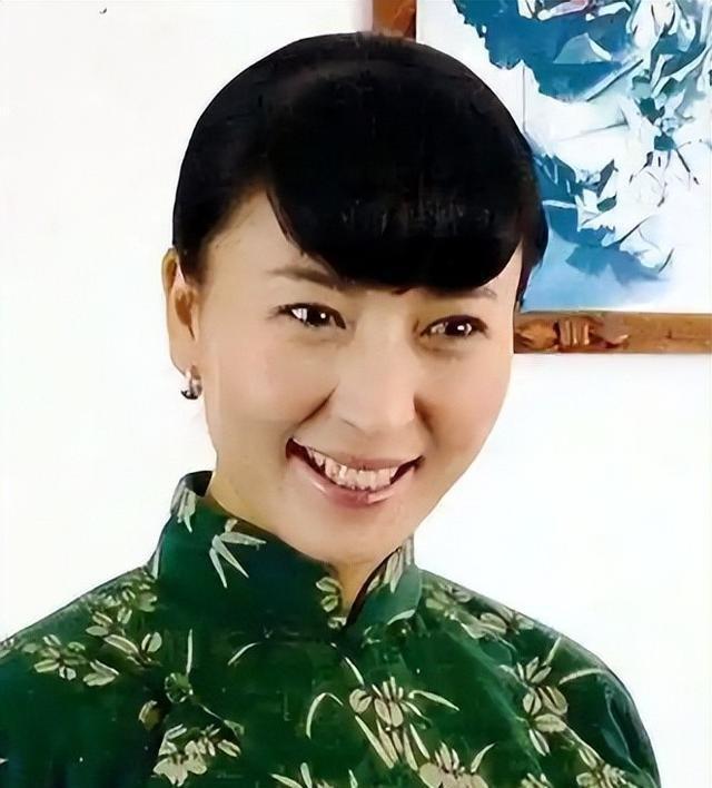 过气明星有多惨：农村走穴，穷到只剩100万，摆摊还债，体面呢？