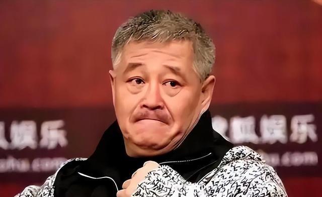 钱再多有用吗？68岁赵本山近况曝光，三人打伞伺候，女儿是心头病