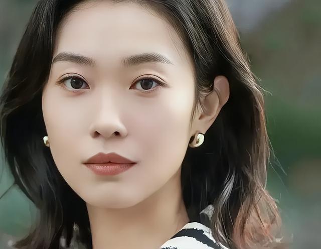 许亚军捧着，段奕宏护着，郭京飞宠着，演了55部戏，41岁终于红了