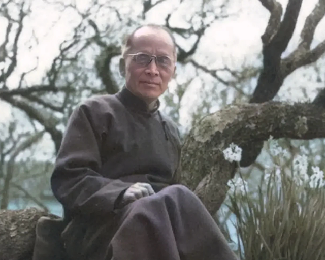 新中国成立，他准备去北京当官，半路才想起自己是汉奸，连夜南逃