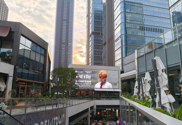 蔡徐坤新歌What a Day发布，粉丝排队买专辑	，路人却这样说