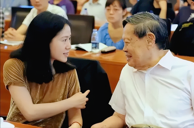 不装了！杨振宁去世仅3天，恶心的一幕出现，杨振宁助理亲自辟谣