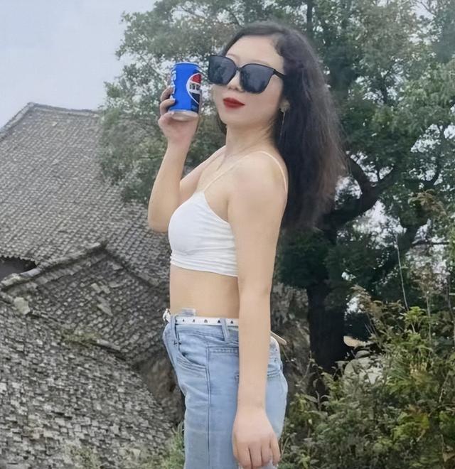 陕西女老师事件不断发酵，知情人爆料：吸烟穿吊带，疑有多位男友