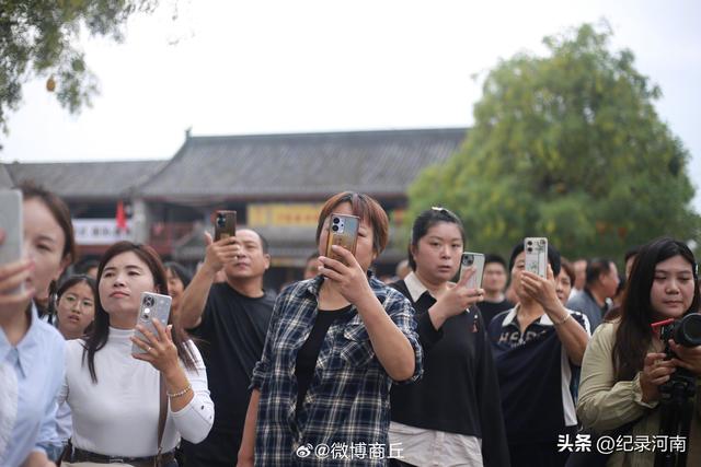 2025国庆假期，商丘古城摇身一变，成了热闹非凡的“戏窝子”！