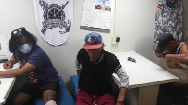 菲渔民突然掏出长刀，当面挑衅中国海警，我方反制没一个动作多余