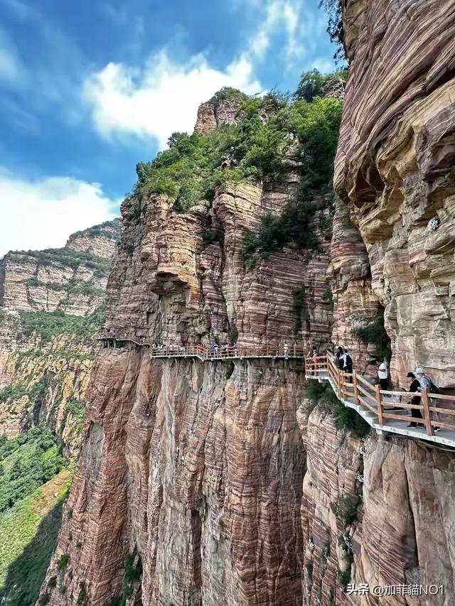 🔥【震惊！河北惊现悬崖电梯！坐滑梯下山你敢信？】🔥