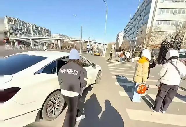 全红婵重返国家队，和陈艺文司雅杰开心聚餐，陈若琳没骑电车接她