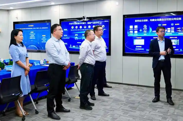 一个都跑不掉！华为600万年薪高管，带13人偷芯片，如今下场解气