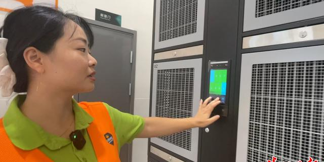 遛狗购物两不误 武汉一超市推出免费“宠物寄存”