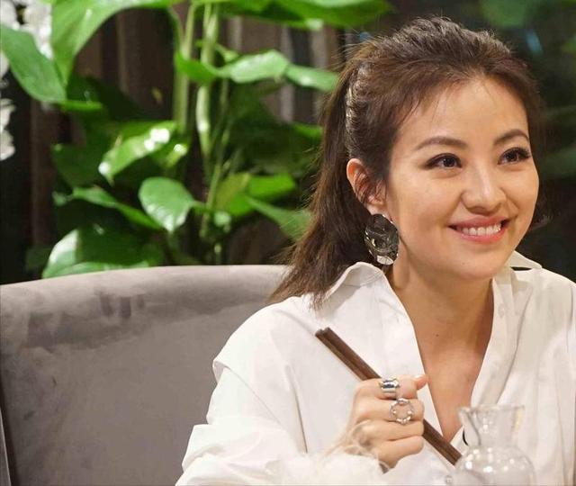 和撒贝宁同居四年，却转身和富豪在一起	，没想到如今沦落至此
