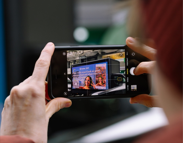 从迪拜自拍到苏丹废墟，一块伦敦广告撕开阿联酋的战争争议