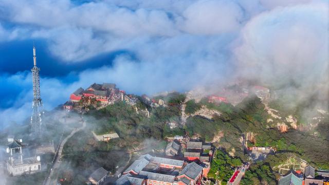 秋雨之后，泰山之巅云海翻涌似仙境