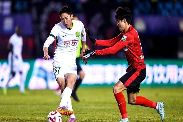 错怪中超裁判！国安点球重罚事出有因，亚泰违规在先，VAR立功了