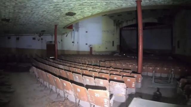 重庆巴南废弃了20多年的电影院，里面还遗留了大量上世纪的老物件