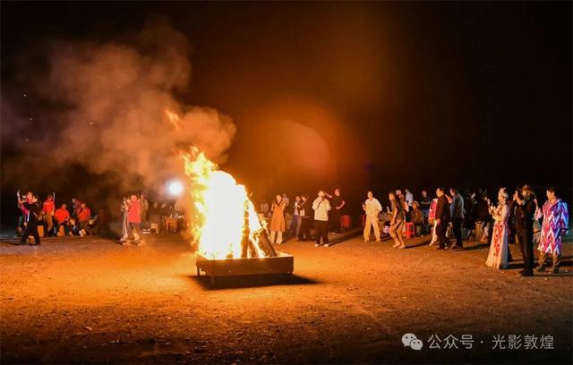 新疆“东天山来的骆驼队”参加盛大的入关欢迎仪式
