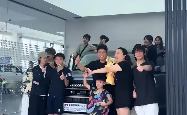 16个外甥为了回馈舅舅，凑钱给舅舅给买车！网友：这也太暖了吧！