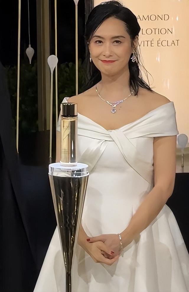 58岁王祖贤温哥华逛菜市场，大腹便便，穿裤衩拖鞋，女神形象全无