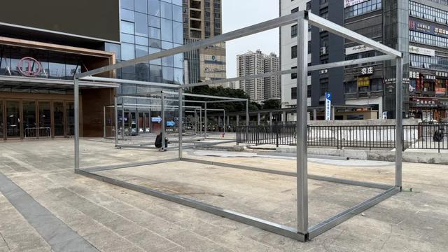 南宁虎丘嘉佑城有大动作?招牌拆掉广场上搭钢架,这是要做什么?