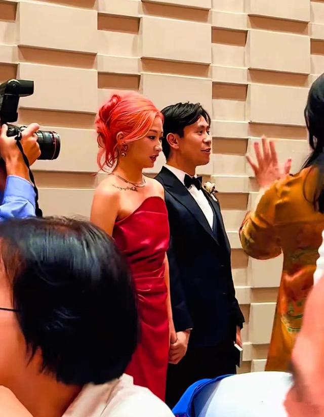 演都不演了！刘欢女儿大婚不到24小时，恶心的一幕出现了