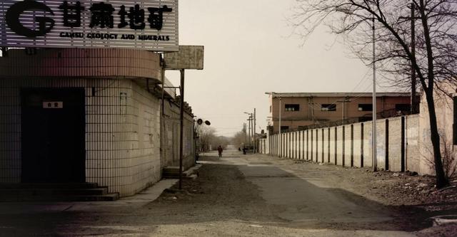 明知不宜居却建城，令人心酸如今仅剩数千人，路边堆满废弃汽车