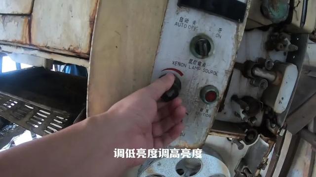 重庆巴南废弃了20多年的电影院，里面还遗留了大量上世纪的老物件