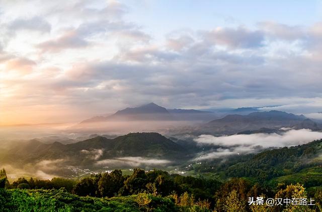 汉中云峰寺日出：金光照破雾千层，半是仙踪半是尘​！