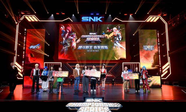 小孩再获《饿狼》冠军，美女总裁亲自颁奖，一旁不知火舞黯然失色