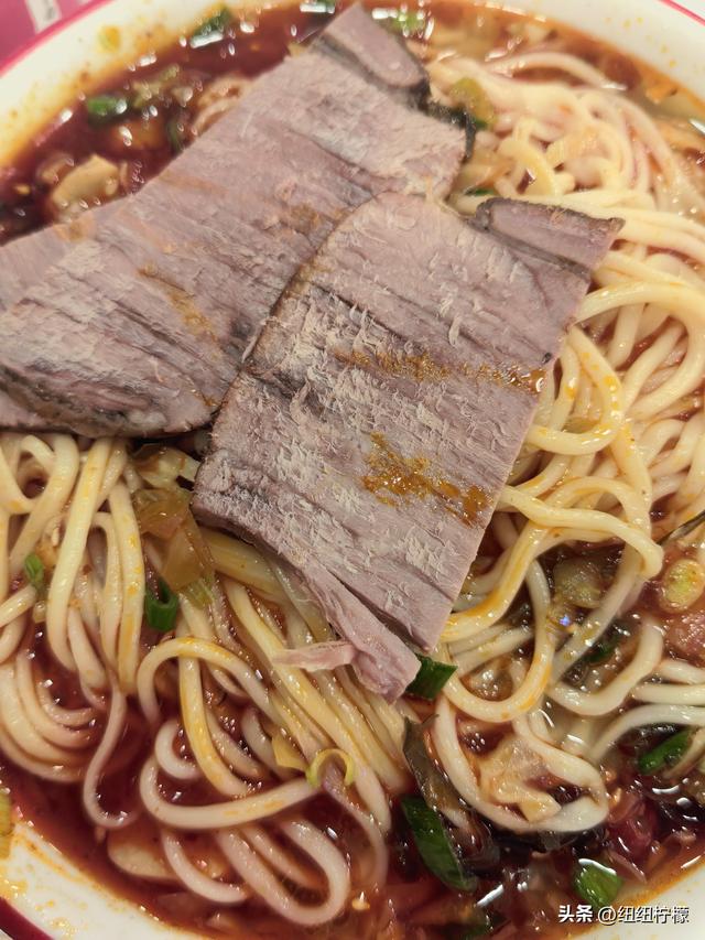 在甘肃省定西市临洮县吃了牛肉面，一碗面条多到足够两个人一起吃